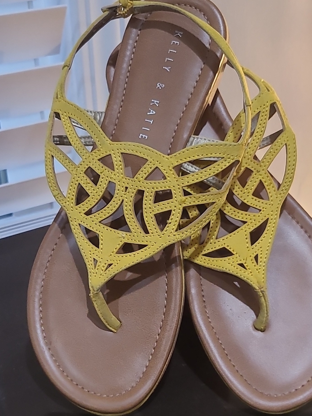 Kelly & Katie Women’s Yellow Thong Sandals Ankle Strap Buckle Flat Sz 7